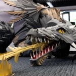 Ein lebensgroßer papier-drache inspiriert von game of thrones